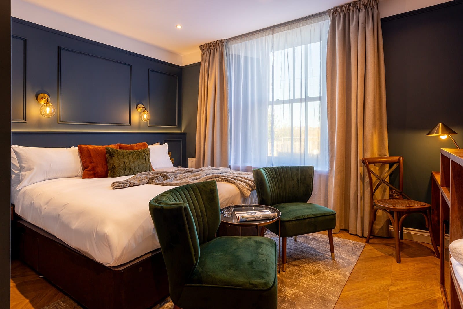 A well-furnished hotel room